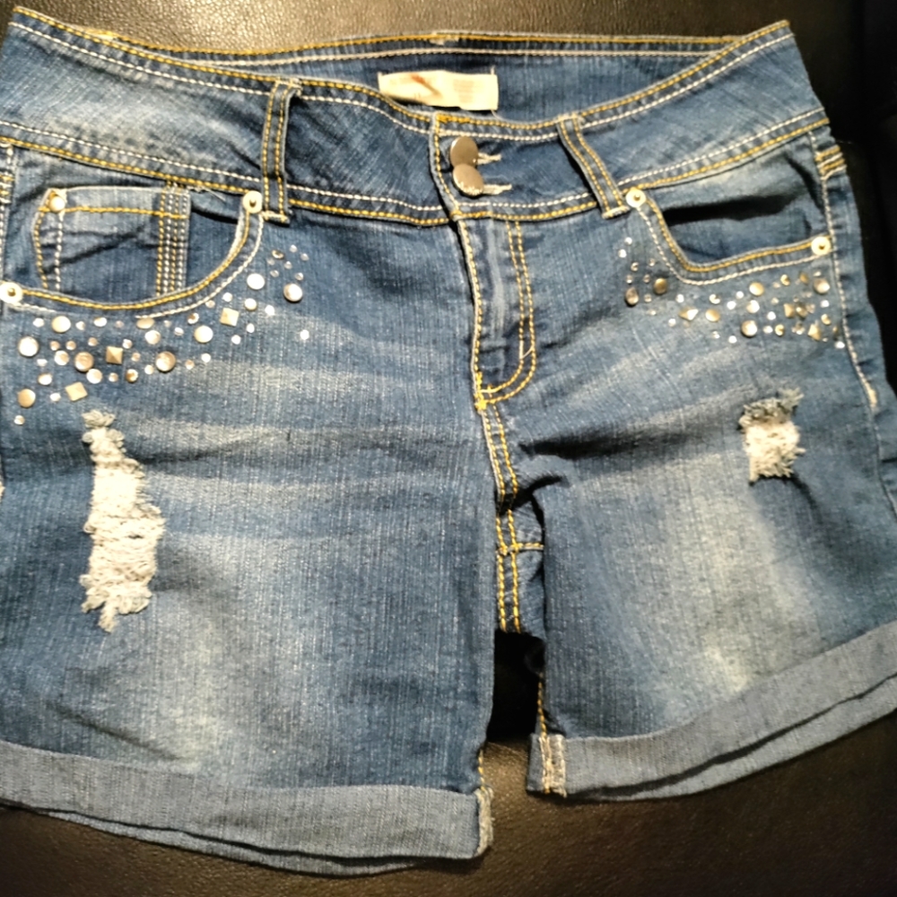 (FREEw/P) No Boundaries_Distressed Cuffed Beaded Denim Jean Shorts w/pockets